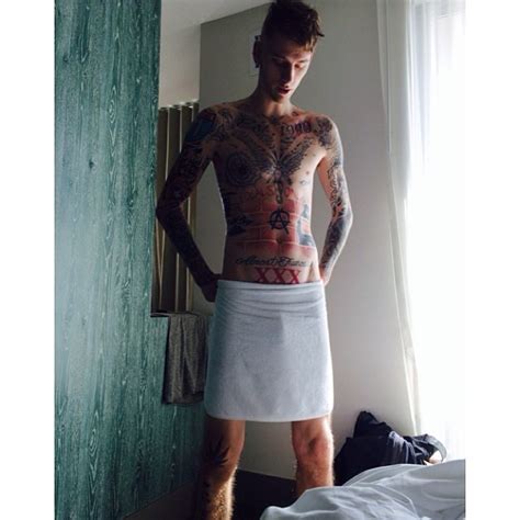 mgk nudes|Machine Gun Kelly NSFW Pics & Full